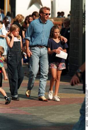 Kevin Costner promène avec ses enfants