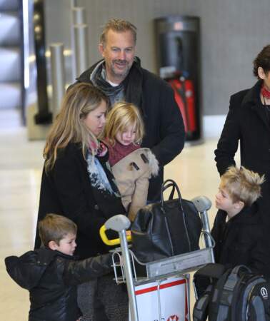 Kevin Costner, Christine Baumgartner et leurs enfants à l'aéroport de Paris Charles-de-Gaulle 
