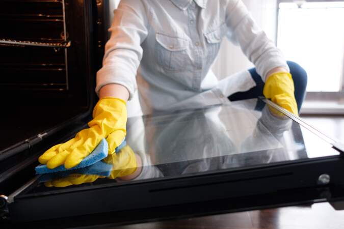 Comment nettoyer la vitre du four facilement ?