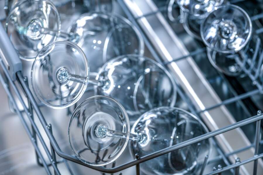 Liquide vaisselle : pourquoi il ne faut jamais en mettre dans le lave-vaisselle
