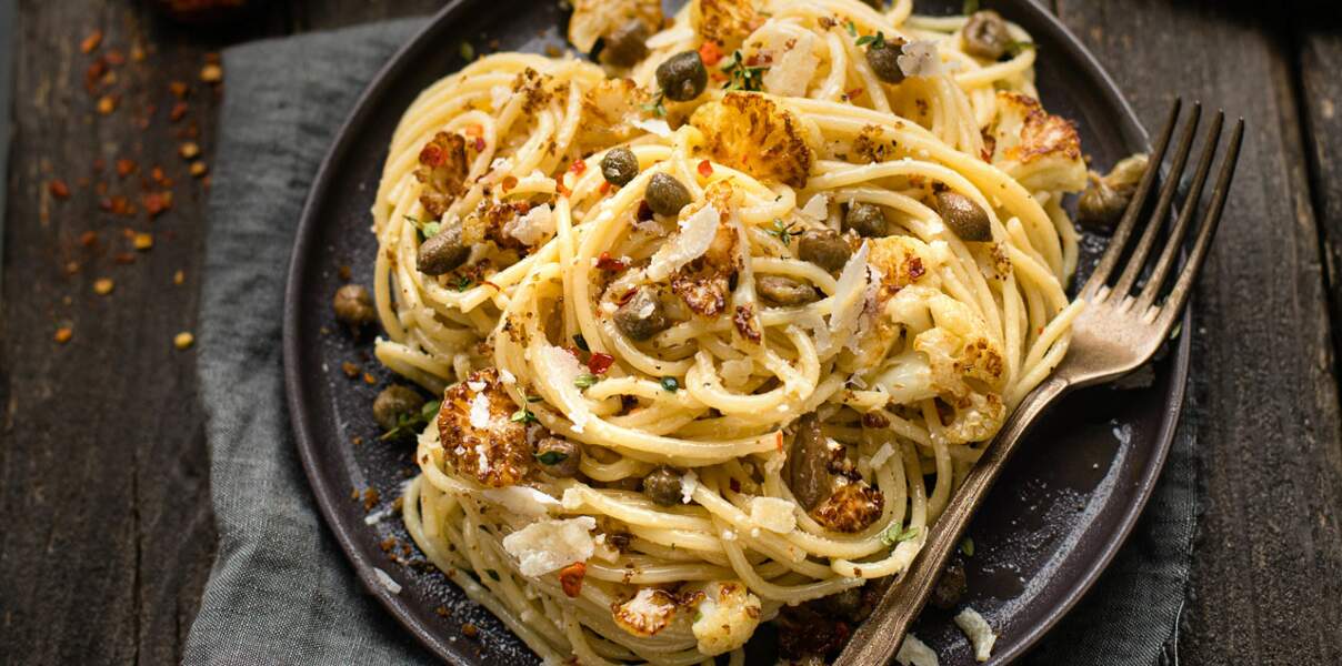 Spaghettoni au chou-fleur, câpres et Parmigiano Reggiano