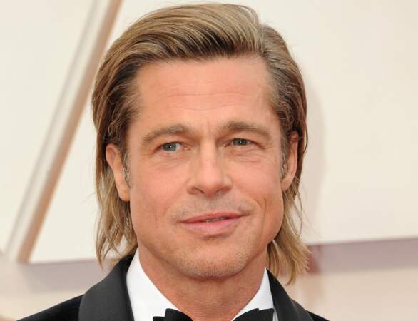 Les cheveux mi-longs de Brad Pitt