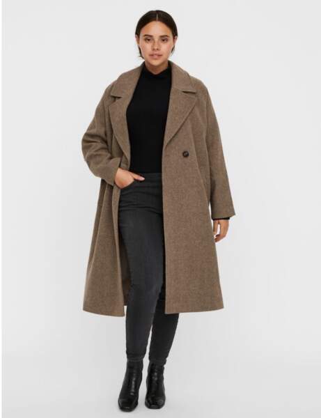 Mode ronde : le total look noir rehaussé du manteau beige 