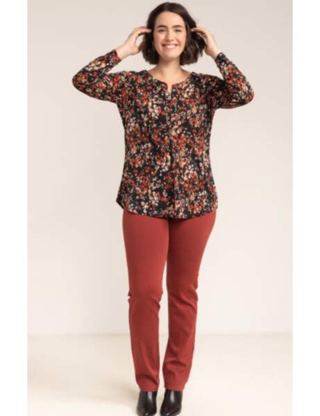 Mode ronde : le pantalon couleur rouille et la blouse fleurie 
