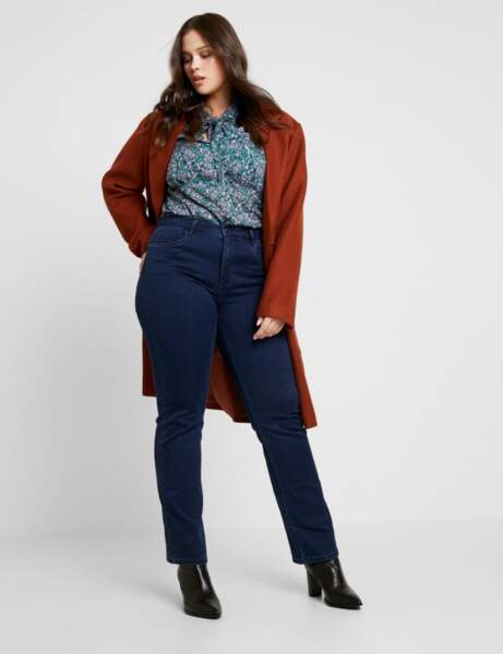 Mode ronde : la blouse fleurie, le manteau couleur rouille, le jean droit et les bottines à talons 
