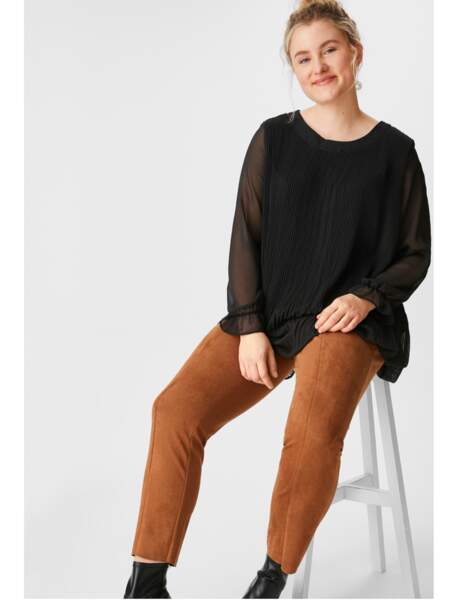 Mode ronde : la blouse noire à manches transparentes associée au pantalon camel