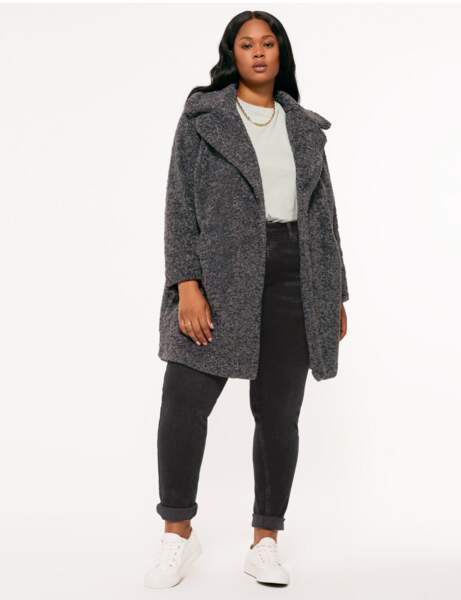 Mode ronde : le manteau fausse fourrure, le jean noir et les baskets blanches 