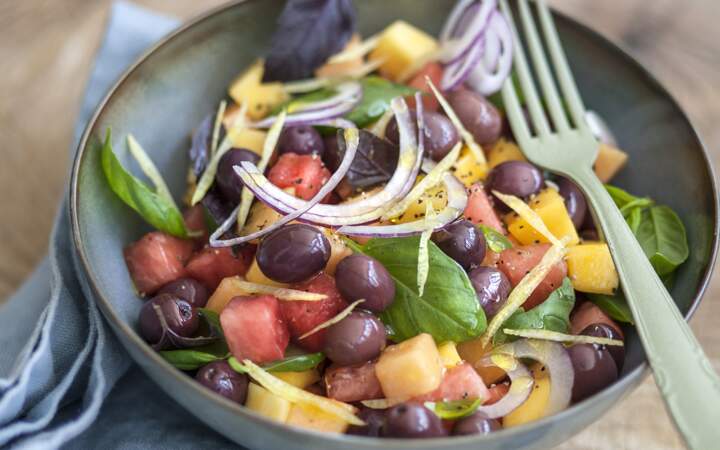 Salade de melon et pastèque aux olives et basilic