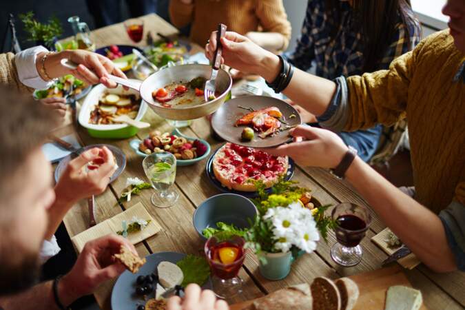 41 - Selon les règles de savoir-vivre, on ne doit pas dire "bon appétit" au début d’un repas. Que doit-on dire à la place ?
