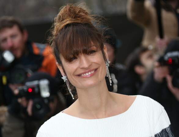 Le chignon haut avec frange signé Caroline de Maigret