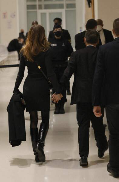 Nicolas Sarkozy et Carla Bruni quittent la salle d'audience, main dans la main
