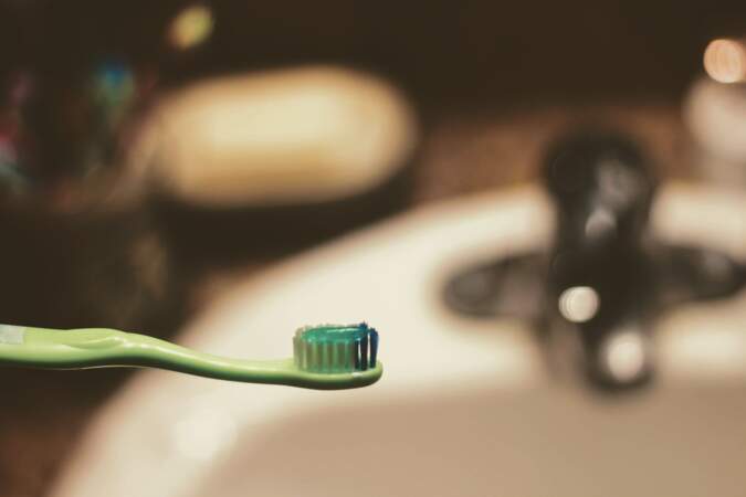 Utiliser une brosse à dents souple 