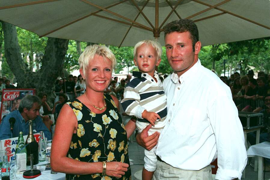 Sophie Davant et Pierre Sled avec leur fils Nicolas à Saint-Tropez, en 1995.