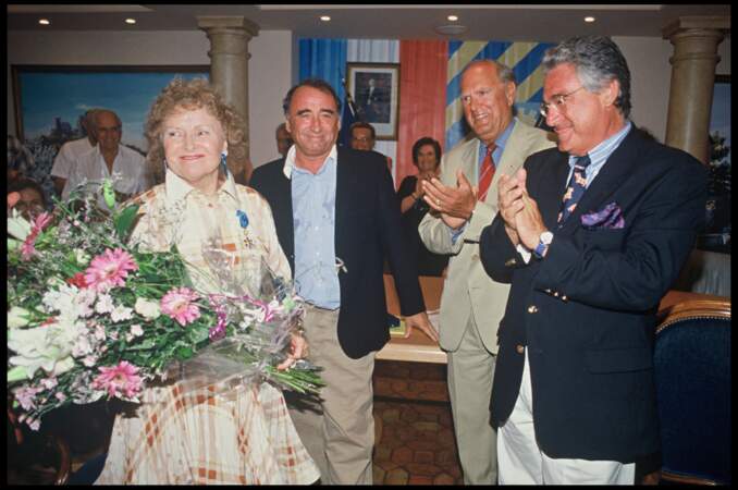 Odette Joyeux est décorée de la Médaille de l'Ordre nationale du mérite, en 1994, entourée de son fils Claude Brasseur.