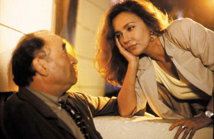 Claude Brasseur et Caroline Cellier, sur le tournage du film "Délit mineur" en 1994. La comédienne est décédée une semaine avant Claude Brasseur, le 15 décembre 2020, à l'âge de 75 ans.