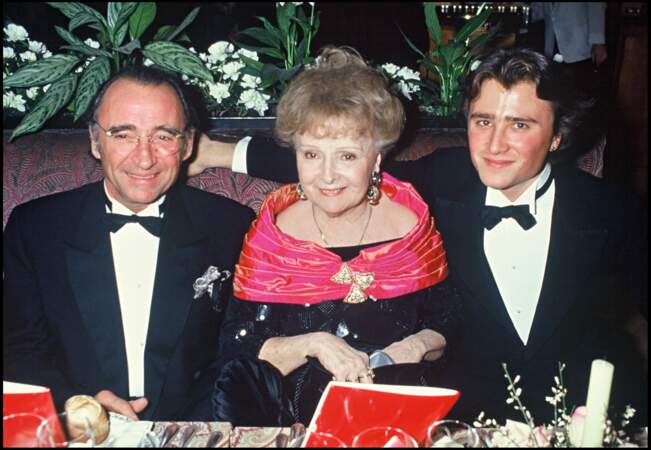 Trois générations sur la photo : Claude Brasseur, Odette Joyeux et Alexandre Brasseur. À la soirée des César, au Fouquet's, à Paris, en 1992.