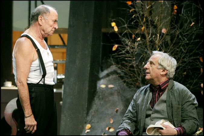 Claude Brasseur et Michel Aumont dans la pièce "Dieu est un stewart de bonne composition", mise en scène par Jean-Michel Ribes, au théâtre du Rond-Point, en 2005.