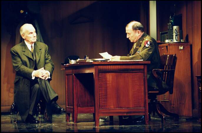 En 1999, Claude Brasseur et Michel Bouquet jouent dans la pièce "À torts et à raisons", au théâtre Montparnasse, à Paris. Claude Brasseur a reçu une nomination aux Molières 2000 pour ce rôle, dans la catégorie meilleur comédien.