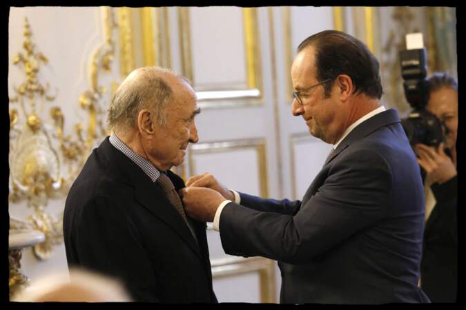 Le comédien a également reçu les insignes d'Officier de la Légion d'Honneur des mains du président de la République, François Hollande, lors de la cérémonie organisée dans le Salon des Ambassadeurs, au Palais de l'Elysée à Paris, le 13 mars 2017.