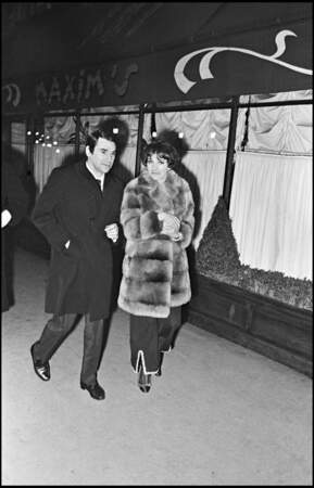 Robert Hossein et sa deuxième épouse Caroline Eliacheff (1963)