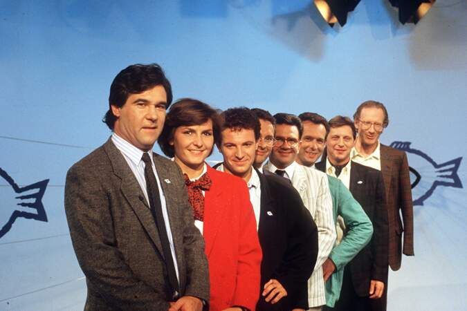 Le journaliste a créé, en 1975, "Thalassa" sur FR3, devenu France 3. L'émission, avec plus de quarante ans de longévité, a su traverser les années. Sur la photo, Georges Pernoud présente le nouveau décor et son équipe de journalistes, en octobre 1985.