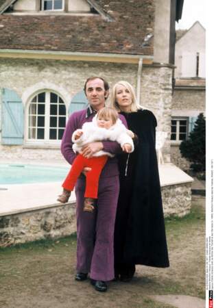Charles Aznavour avec sa femme Ulla Thorsell et leur fille Katia, à Montfort-l'Amaury, dans les Yvelines, en juin 1971.