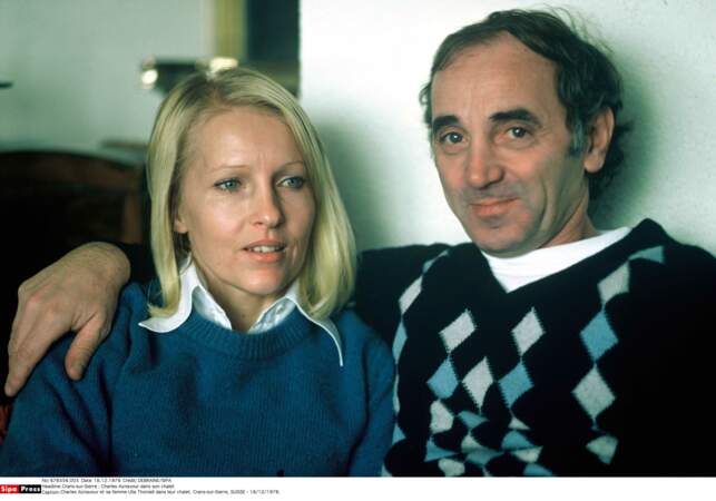 Charles Aznavour et sa femme Ulla Thorsell, dans leur chalet à Crans-sur-Sierre, en Suisse, le 18 décembre 1976.