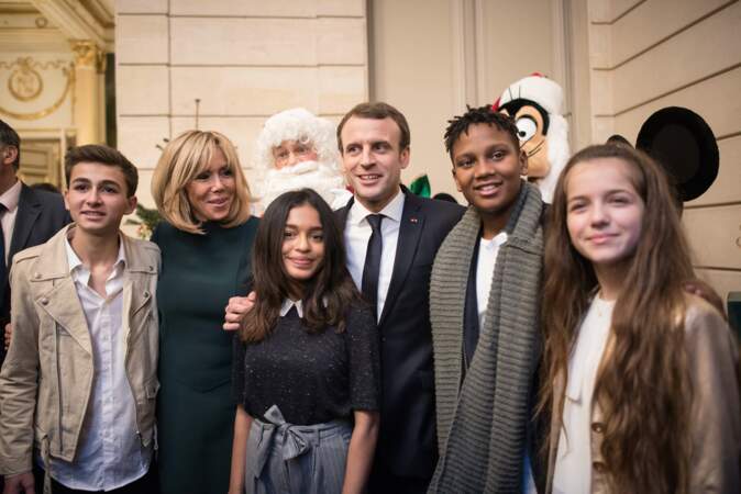Emmanuel et Brigitte Macron avec les Kids United