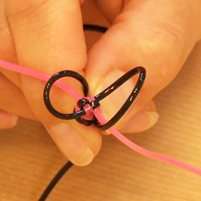 Comment faire un bracelet scoubidou carré ? : Femme Actuelle Le MAG