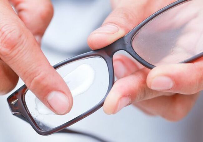 Lunettes de vue : comment les nettoyer sans abîmer les verres? - Optical  Center