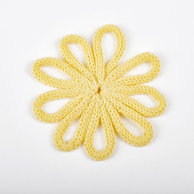 Une fleur jaune à réaliser en tricotin : Femme Actuelle Le MAG
