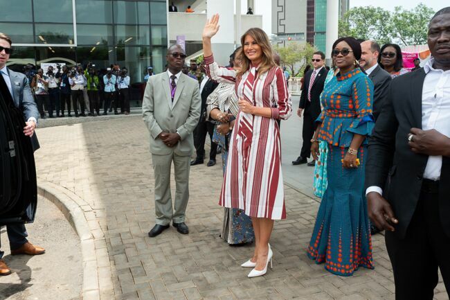 La robe Céline et les escarpins Manolo Blahnik portés par Melania Trump à Accra (Ghana) le 3 octobre.