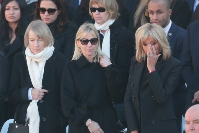 Brigitte Macron en pleurs aux côtés de Katia Aznavour et Ulla Thorsell, la fille et la femme du chanteur.