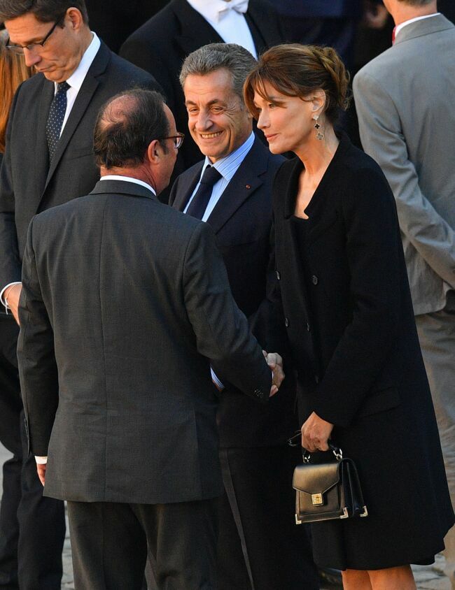 Nicolas Sarkozy, Carla Bruni et François Hollande lors de l'hommage rendu à Charles Aznavour, le 5 octobre à Paris.