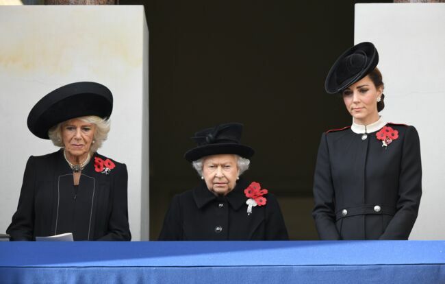 Camilla Parker-Bowles, la reine Élisabeth II et Kate Middleton sur le balcon d'honneur lors du centenaire de l'armistice, le 11 novembre.