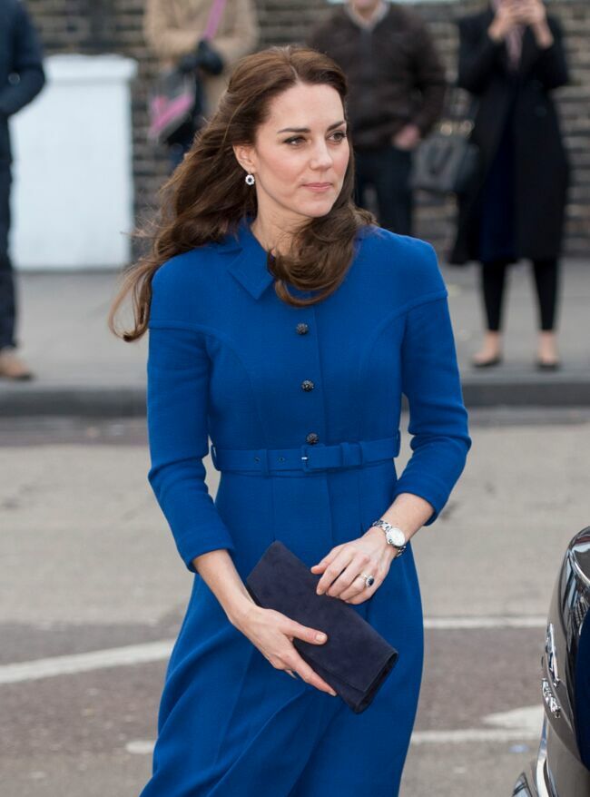 Kate Middleton portait déjà cette tenue bleu roi de la marque Eponime London, le 11 janvier 2017.