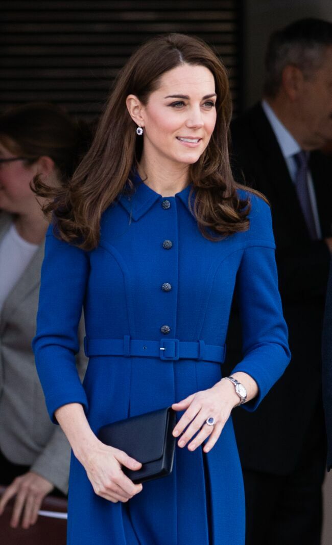 Kate Middleton dans une robe-manteau bleu roi de la marque Eponime London, le 14 novembre 2018.