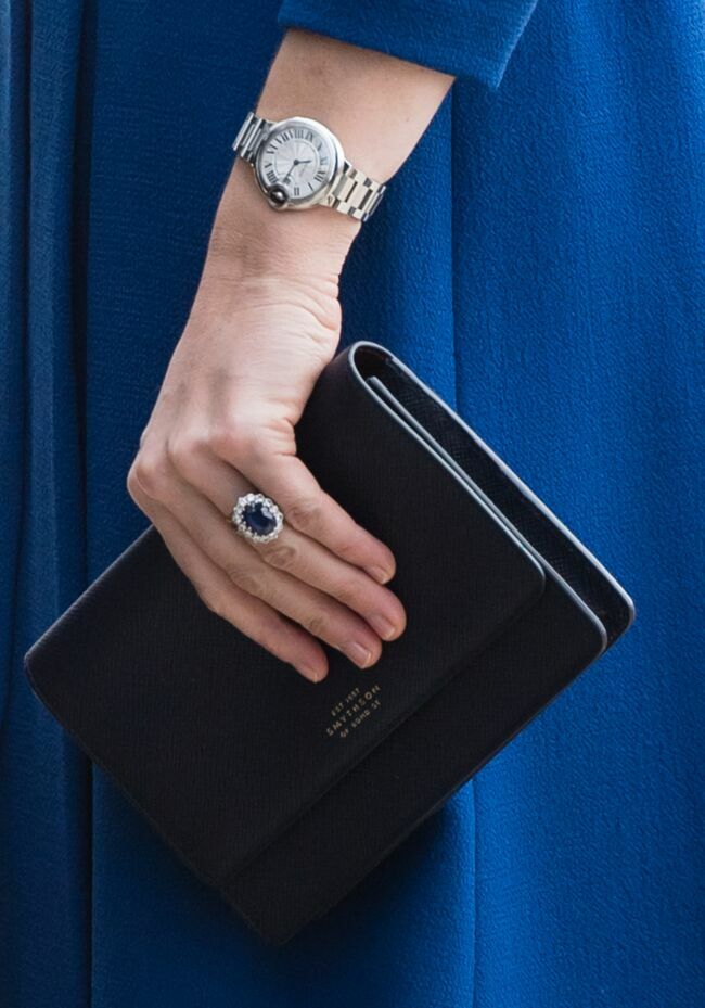 Montre Cartier et pochette Smythe subliment la bague de fiançailles de la Duchesse de Cambridge.