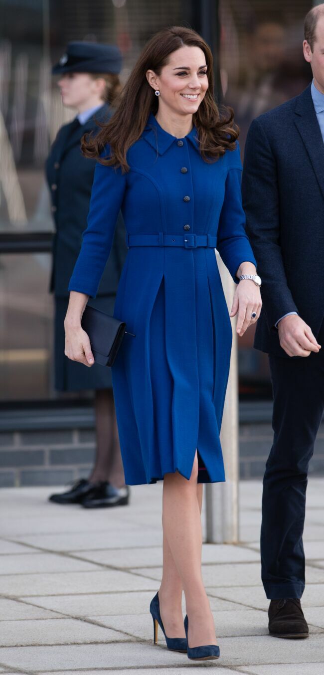 Kate Middleton dans une robe-manteau bleu roi de la marque Eponime London, le 14 novembre 2018.