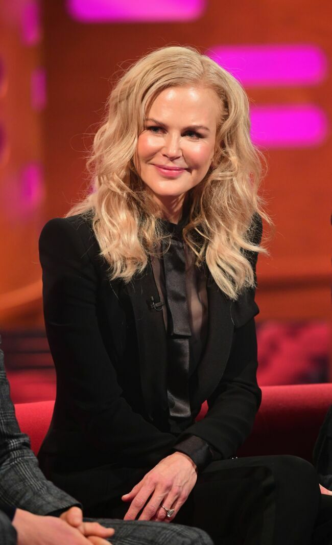 Nicole Kidman méconnaissable sur le plateau du Graham Norton Show.