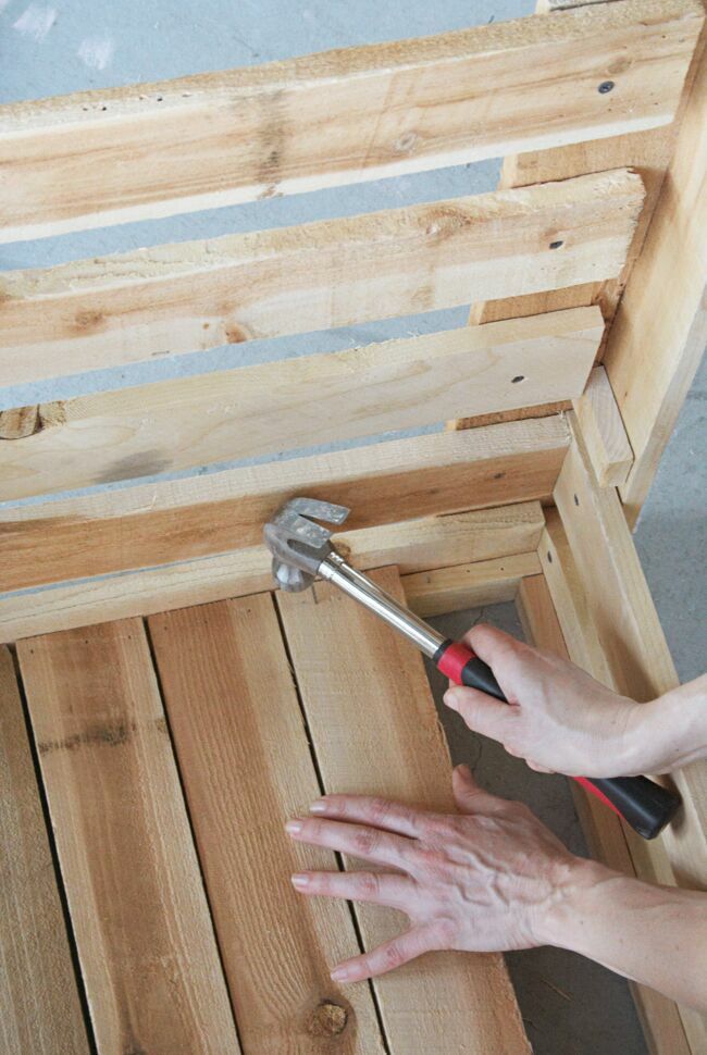 Comment faire un composteur en bois avec des palettes : Femme