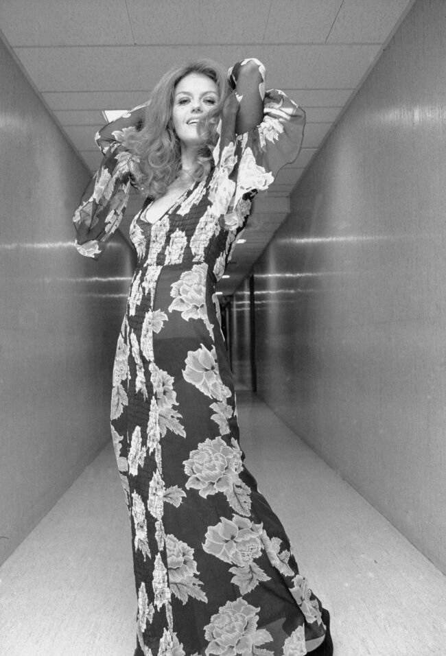 L'actrice Américaine Sharon Farrell dans une robe bohème à fleurs typique des années 70.