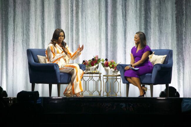 Michelle Obama et Isha Sesay mercredi 16 avril à l'AccorHotel Arena de Paris