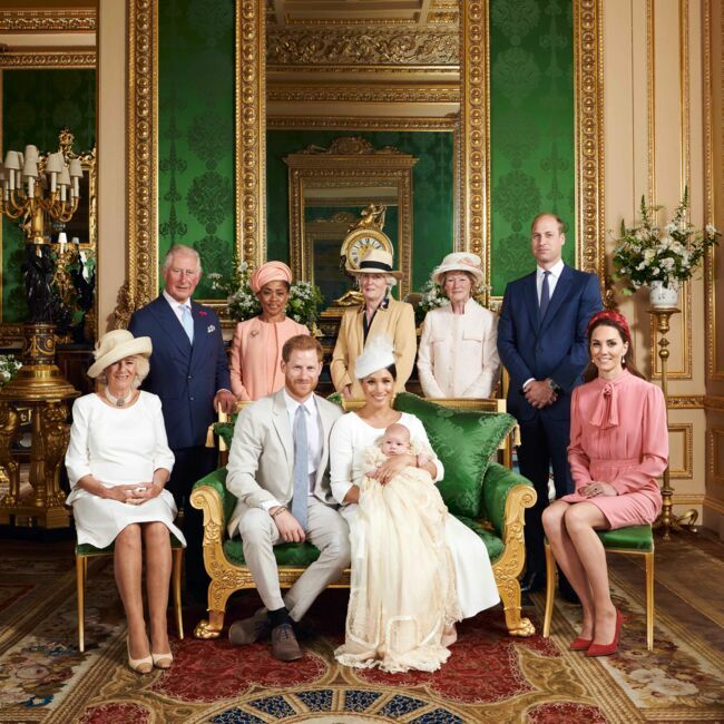 La mère de Meghan Doria Raglan, Camilla Parker Bowles, duchesse de Cornouailles, le prince Charles, prince de Galles, le prince William, duc de Cambridge, et Catherine (Kate) Middleton, duchesse de Cambridge, lady Jane Fellowes, lady Sarah McCorquodale autour du prince Harry et Meghan Markle, duc et duchesse de Sussex, pour le baptème de leur fils Archie Harrison Mountbatten-Windsor, le 6 juillet 2019.
