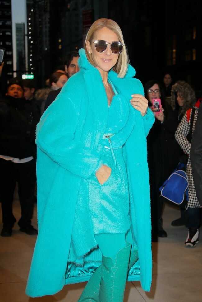 Photos - Céline Dion tout en bleu flashy : elle sort les cuissardes et le  manteau moumoute en plein New York (attention les yeux !) : Femme Actuelle  Le MAG