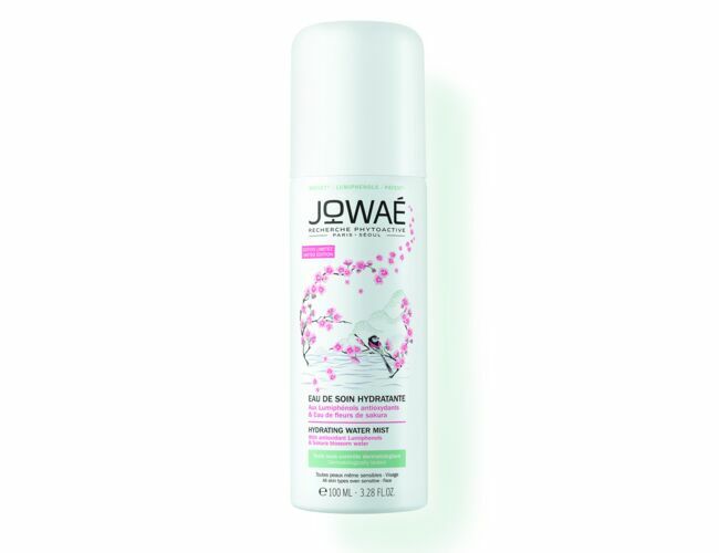 Brume JOWAE à base d'eau de fleurs de sakura. Idéale pour les peaux matures et sèches. Aide à fixer le maquillage. 5,90€