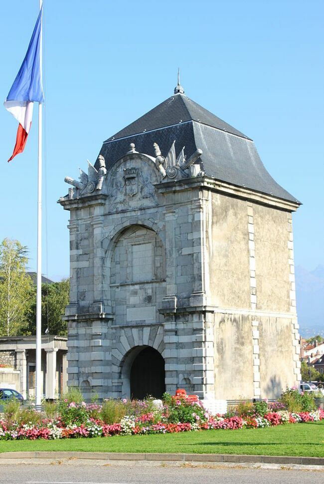 La Porte de France, érigée pour la fortification de la ville en 1620.