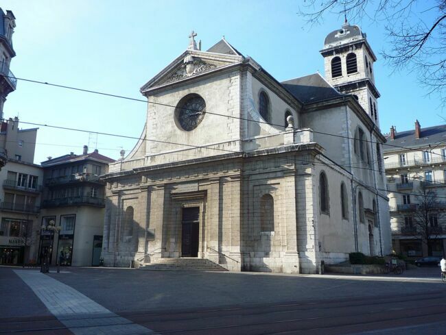 Bâtie en forme de croix latine, l’église Saint-Louis a hérité, au XXe siècle, de remarquables vitraux.