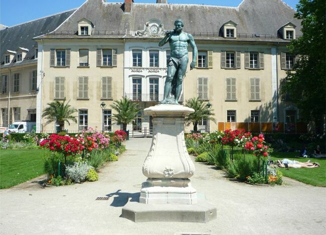 La statue d’Hercule trône dans le jardin de l’Hôtel de Lesdiguières.