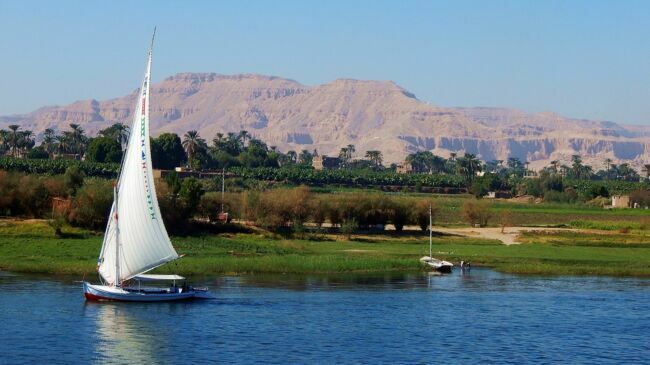 Le long du Nil, dunes et falaises côtoient les palmeraies.